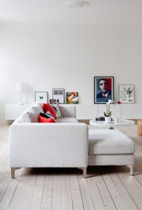 biała sofa w stylu skandynawskim