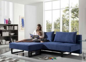 niebieska sofa narożna w stylu skandynawskim
