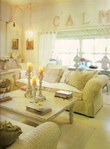 postarzany stolik kawowy w salonie shabby chic