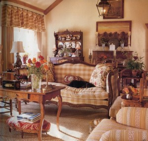 sofa w stylu prowansalskim w kratę